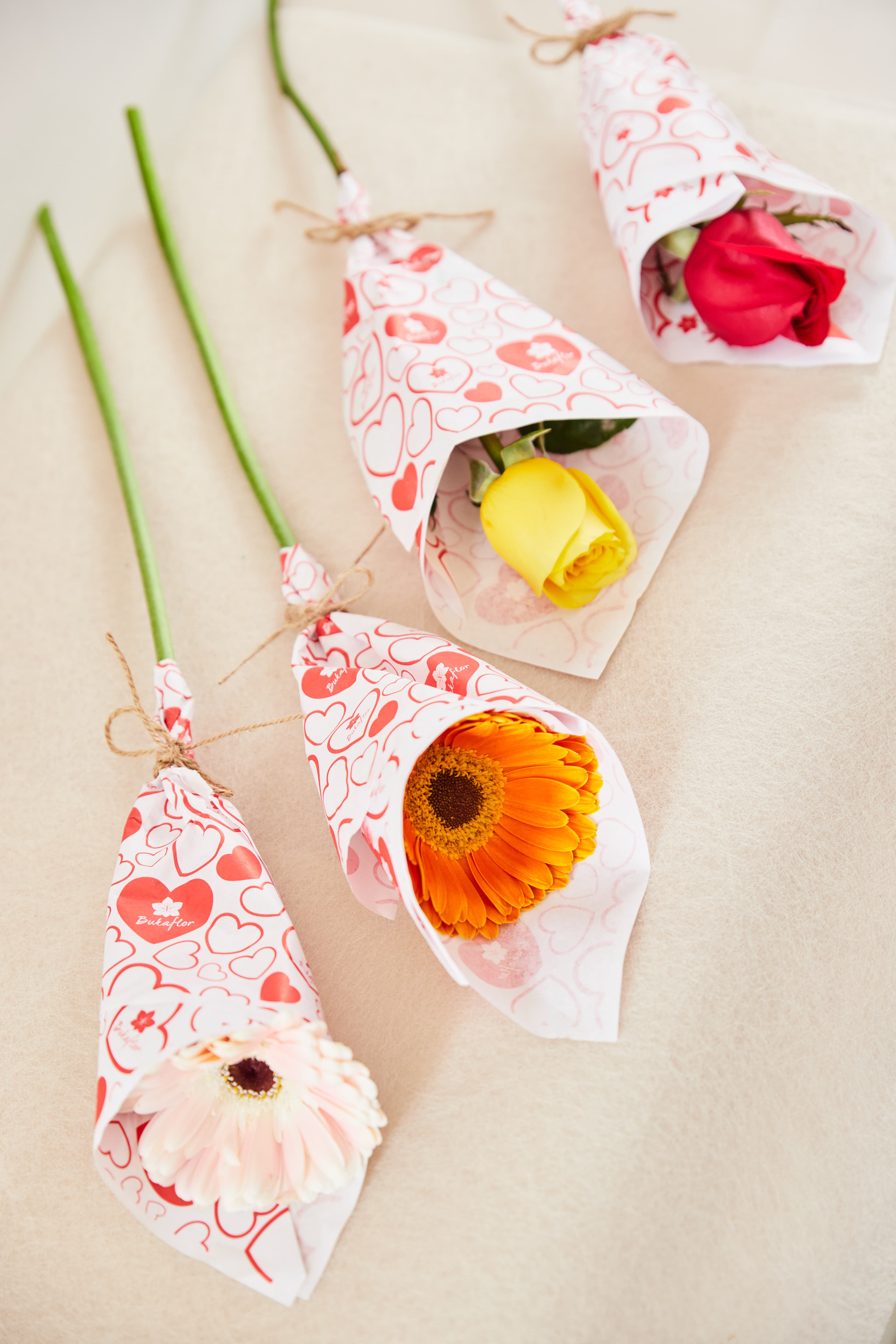 12 UNIDADES DE FLORES VARIADAS